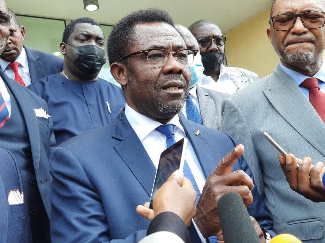 La Fifa menace, le Gouvernement recule