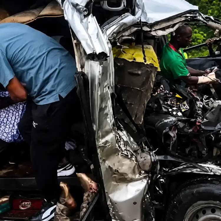 - Drame sur la N3 : bus contre camion, 12 morts au Cameroun