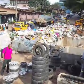 - Yaoundé 6 : Le Pont - Vallée Tam-tam paralysé par une montagne d'ordures ( texte et vidéo)
