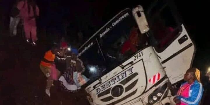 Axe Mbouda-Douala : un bus rempli de passagers termine sa course dans un ravin