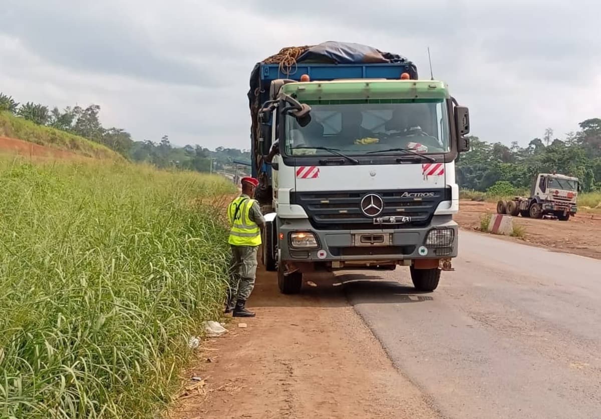 Axe Yaoundé-Douala : le ministère des Transports en guerre contre les stationnements dangereux