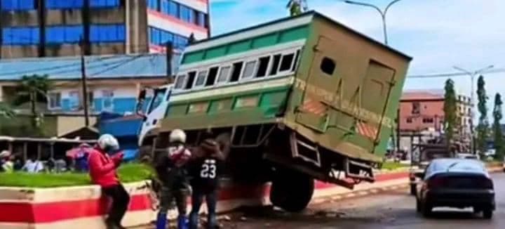 Bamenda : un camion de chantier termine sa course sur le terre-plein centra