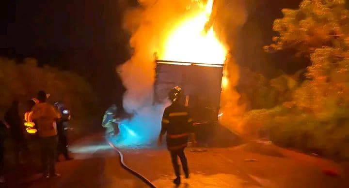 Bamenda : un camion transportant du cacao vers le Nigeria prend feu