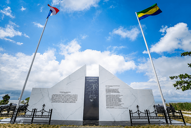 Bataille de Libreville, 1940 : tout ce qu'il faut savoir sur le «Mur des Souvenirs» du pont de Gué-Gué | Gabonreview.com | Actualité du Gabon |