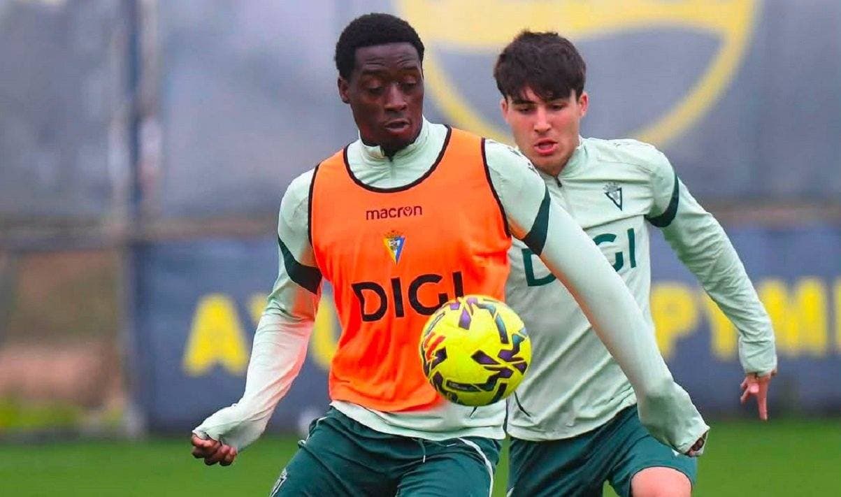 Cadiz CF mise sur le talent camerounais Junior Ngono jusqu’en 2030