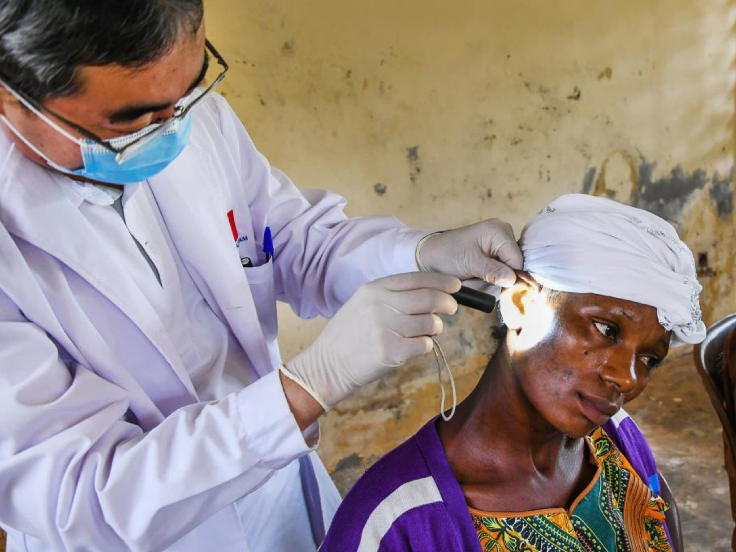 Cameroun : l’équipe médicale chinoise fournit des services de santé gratuits dans le village Ngat-Bane