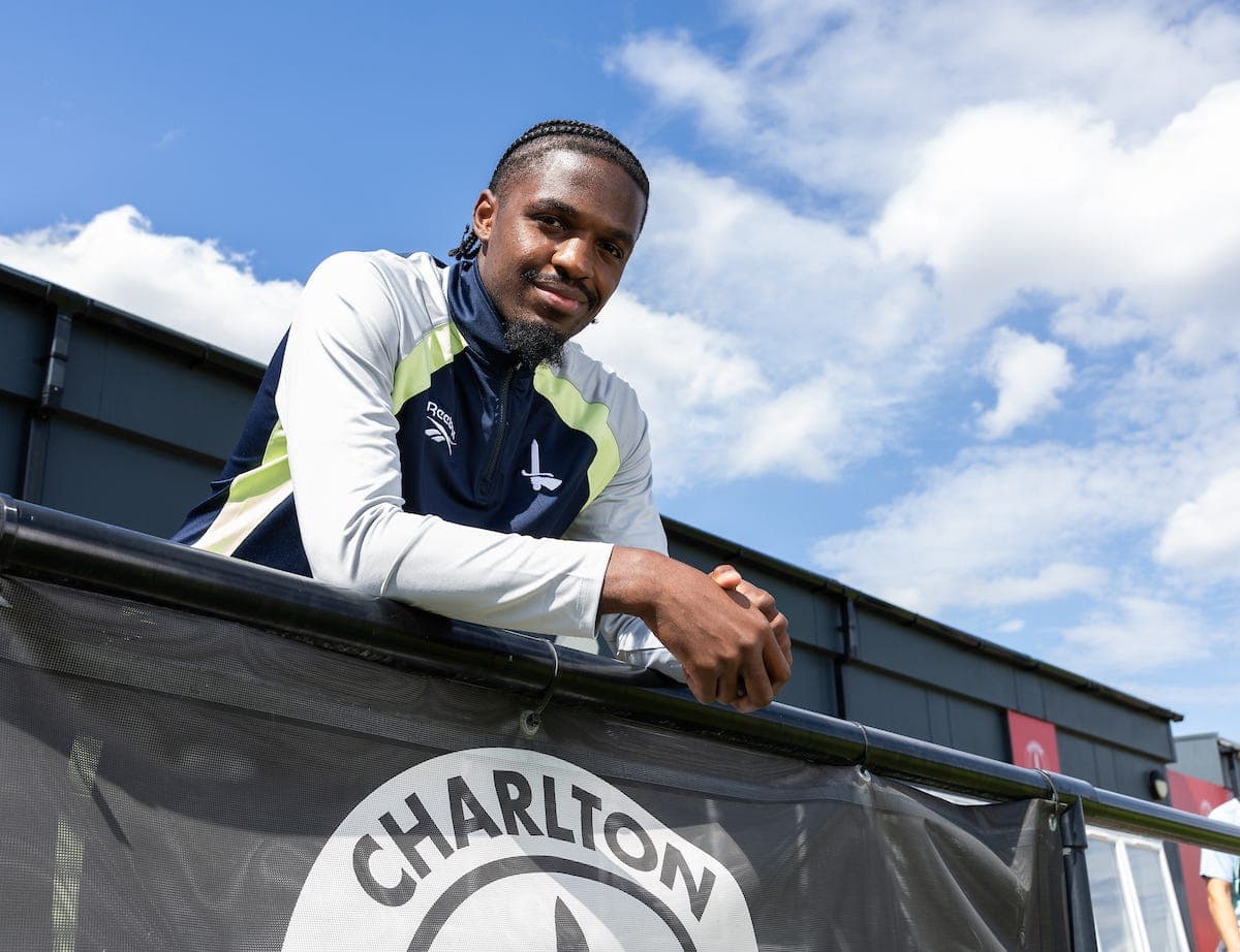 Charlton mise sur Billy Koumetio : un contrat jusqu’en 2030 pour le défenseur camerounais