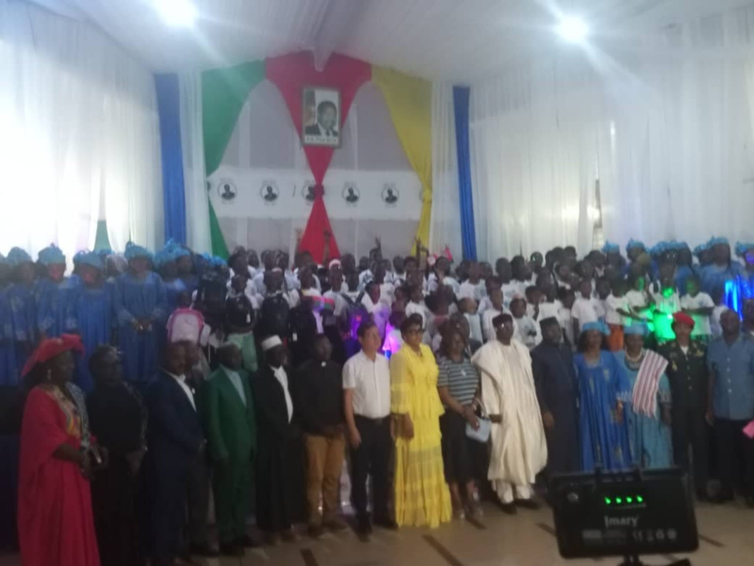 Douala : les orphelins de la police reçoivent des fournitures scolaires