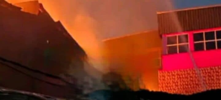 Douala : un violent incendie ravage plusieurs commerces au marché Foumi