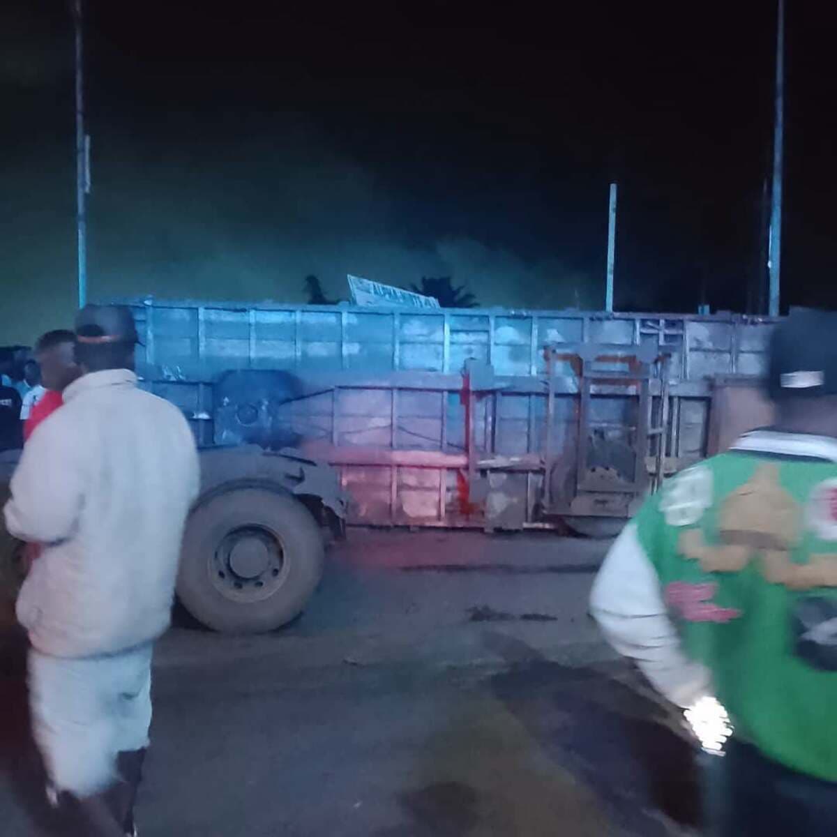 Drame à Douala 4ᵉ : un conteneur se détache d’un camion et fait au moins 4 morts