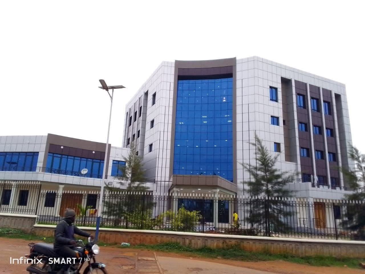 Ebolowa II : le nouvel hôtel de ville présenté comme l’incarnation de la vision « Grandeur et Espérance » de Paul Biya