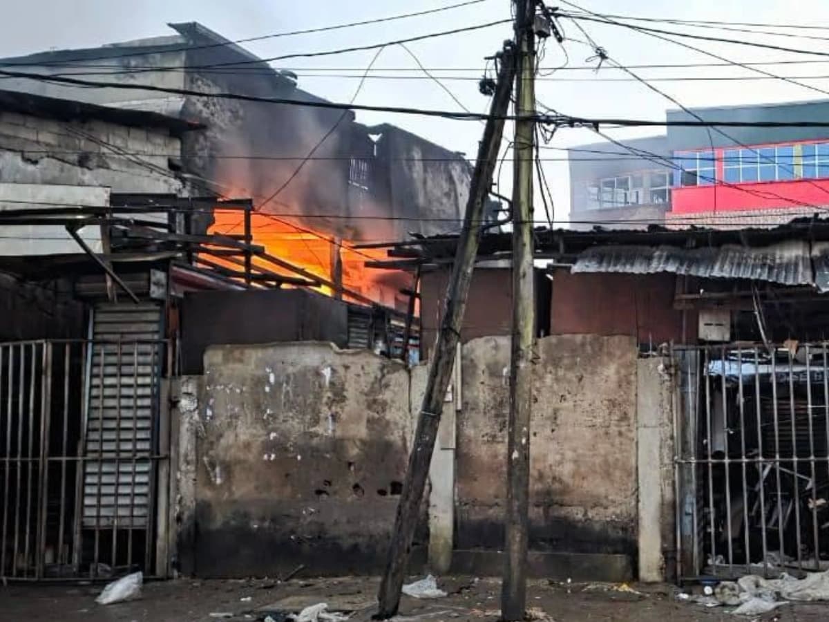 Incendie au marché Foumi à Douala : plus d’une centaine de boutiques ravagées !