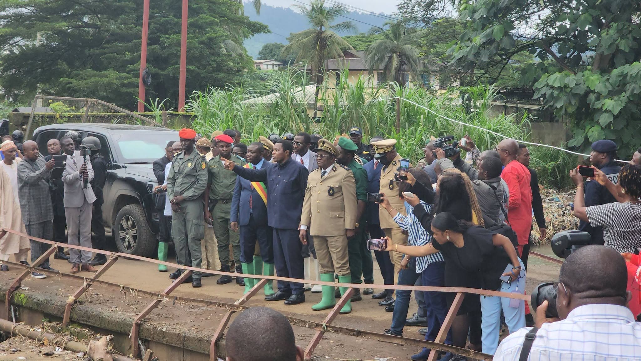 Inondations à Limbé : Paul Atanga Nji apporte l’aide du couple présidentiel aux sinistrés