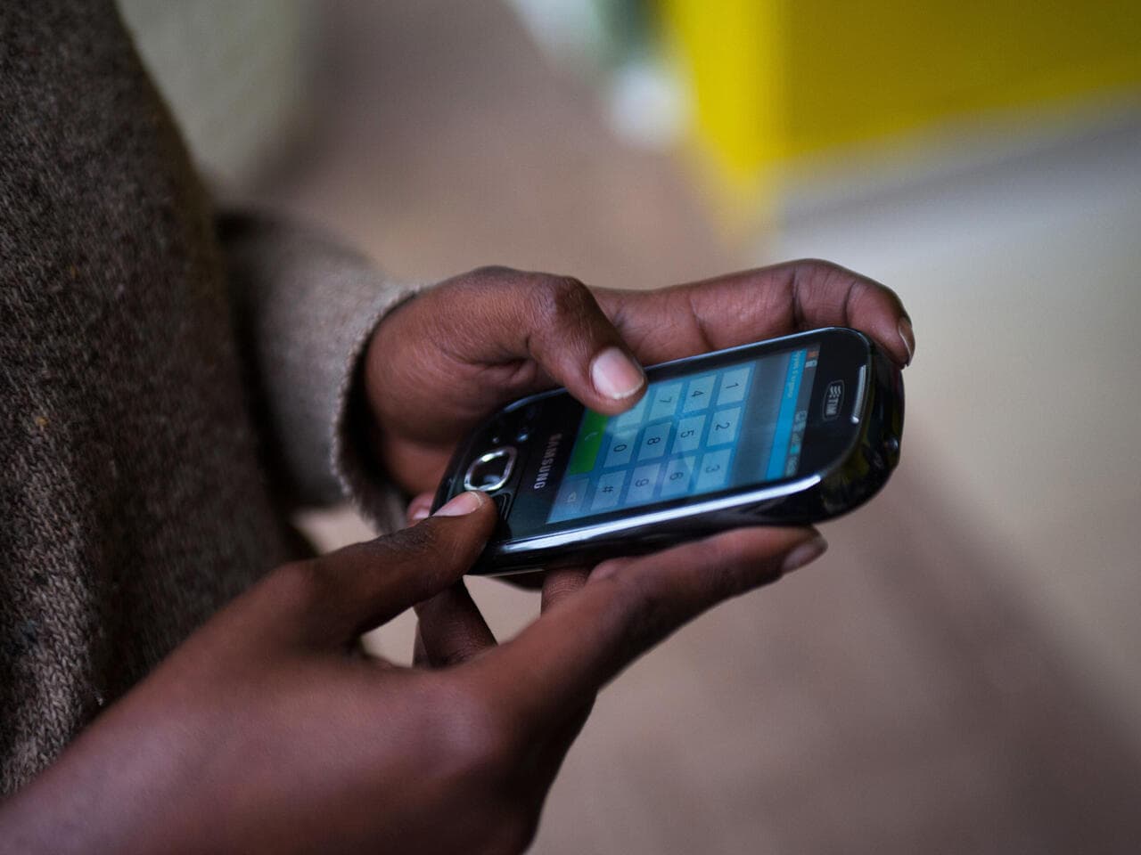 Jean-Pierre Bekolo : « l’État traque les téléphones des jeunes au lieu de produire de la richesse »