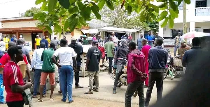 Kribi : la famille d’un agent de G4S décédé bloque la route et réclame 800 000 FCFA