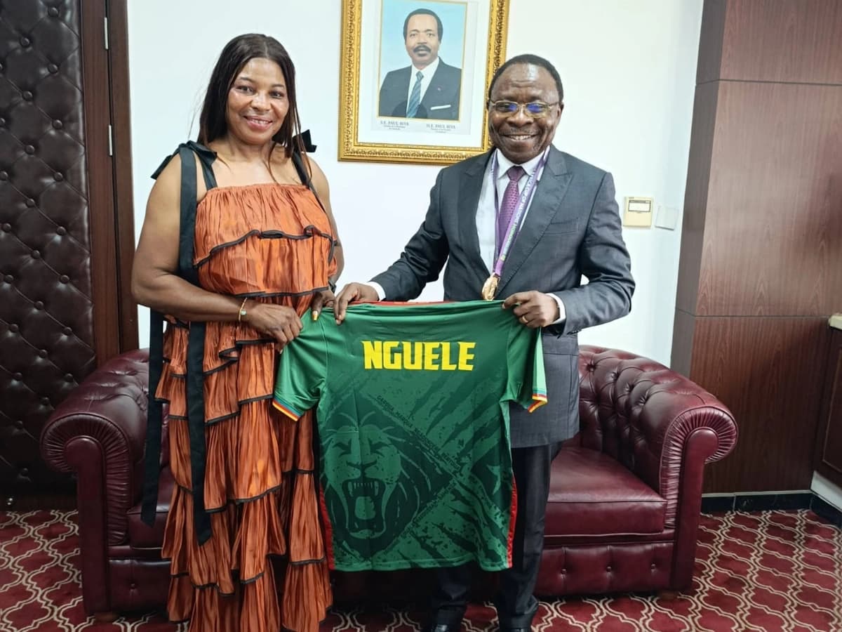 La sélectionneuse des Lionnes, Valentine Nguele félicitée par Gaston Eloundou Essomba