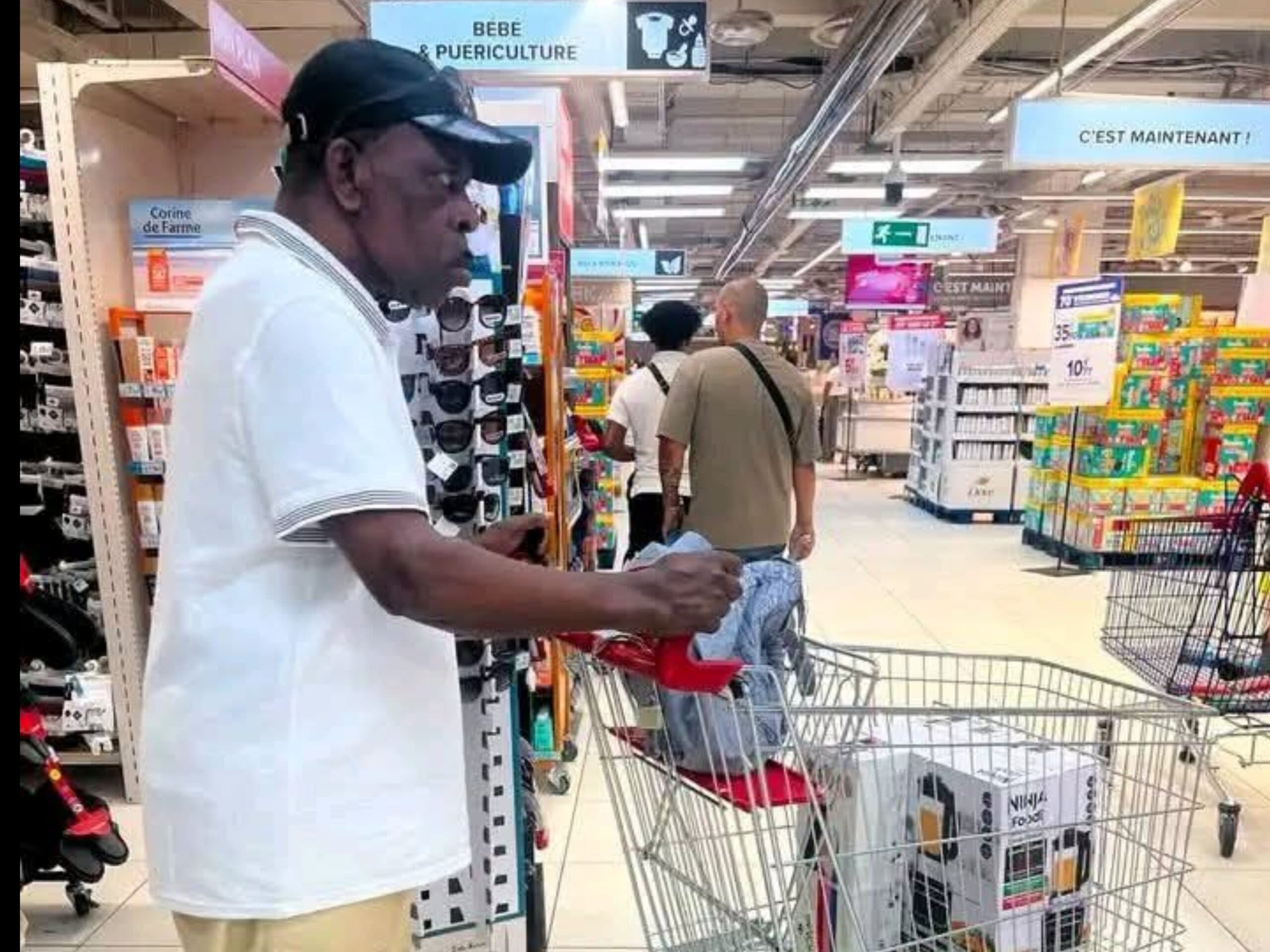 L’ancien premier ministre camerounais Inoni Ephraim aperçu dans un supermarché en France