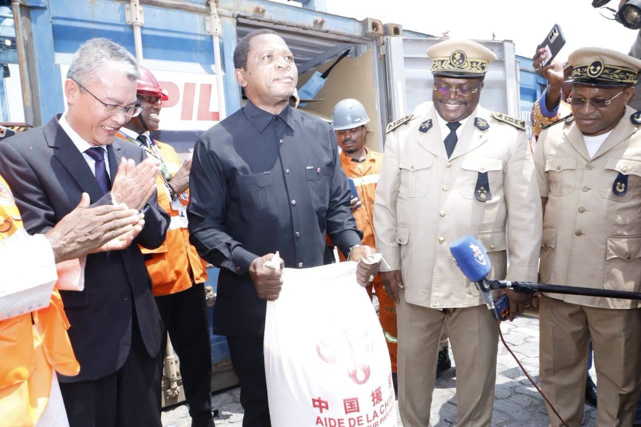 Le riz offert par la Chine apporte un soulagement aux ménages vulnérables au Cameroun (REPORTAGE)
