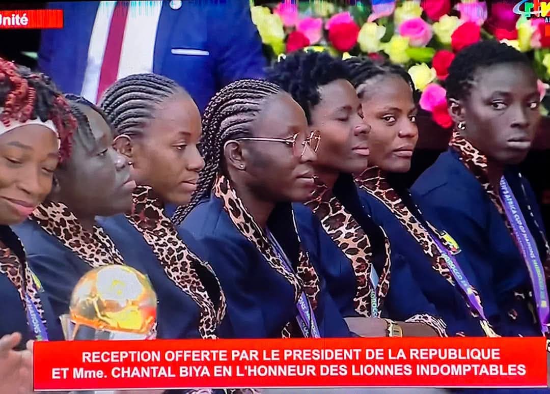 Les Lionnes Indomptables présentent leur trophée à Paul Biya au Palais de l’Unité