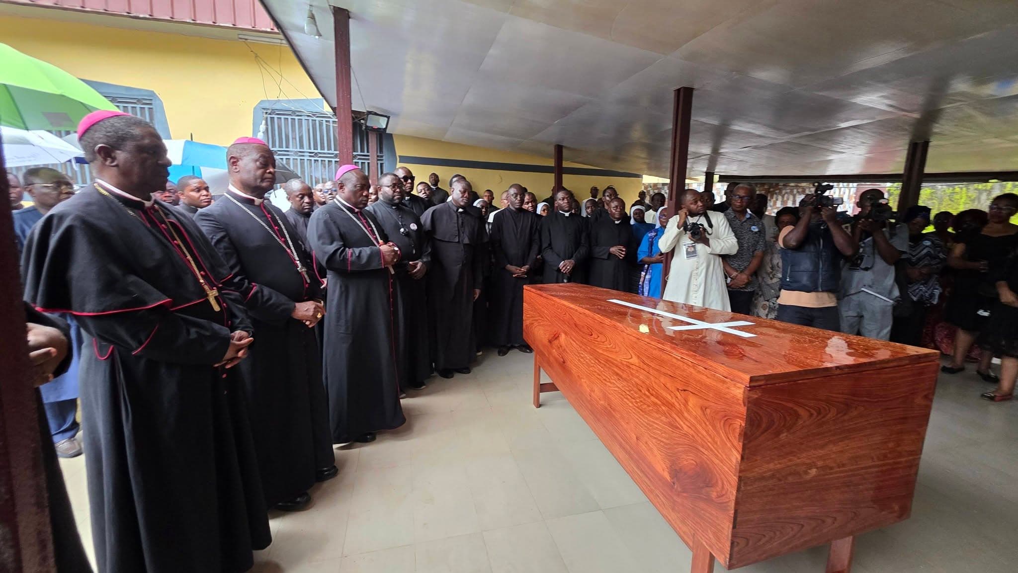 Levée de corps de Mgr Francis Teke Lysinge, ancien évêque de Mamfe