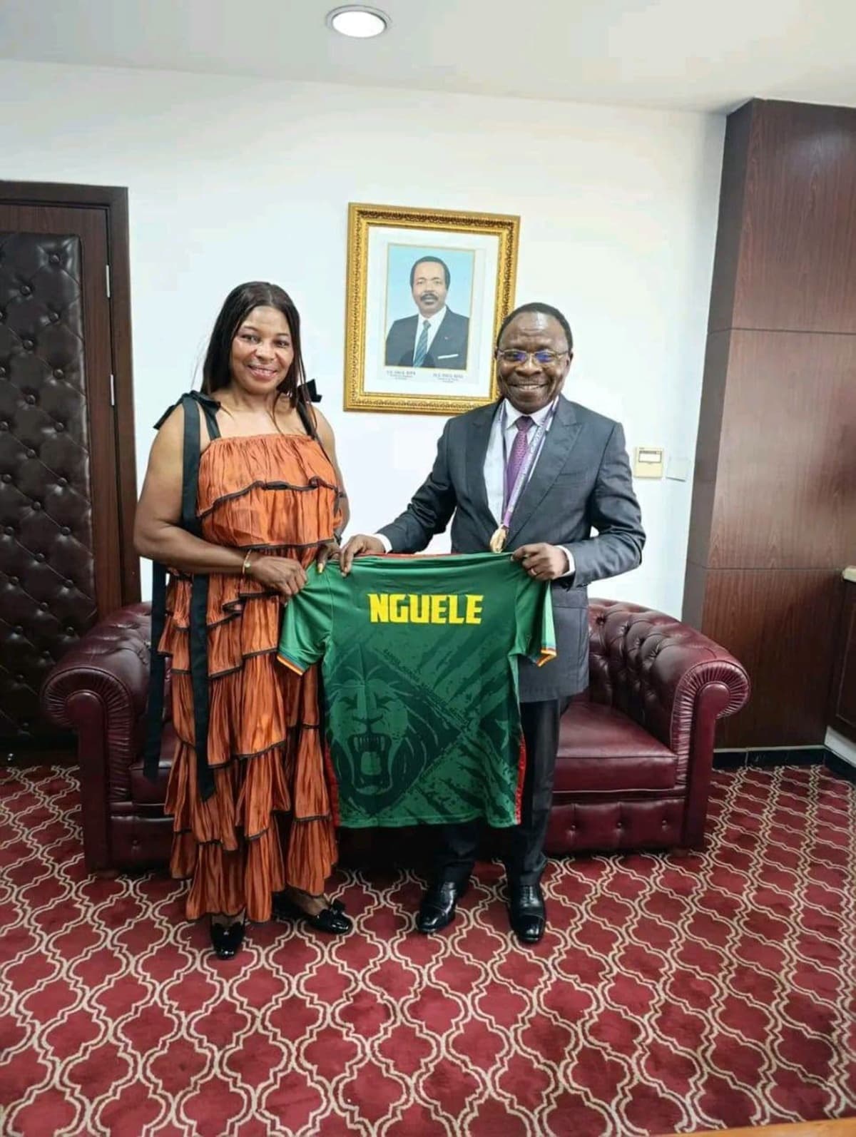 Lionnes indomptables : Valentine Nguele présente sa médaille de championne d’Afrique aux ministres Eloundou et Abena