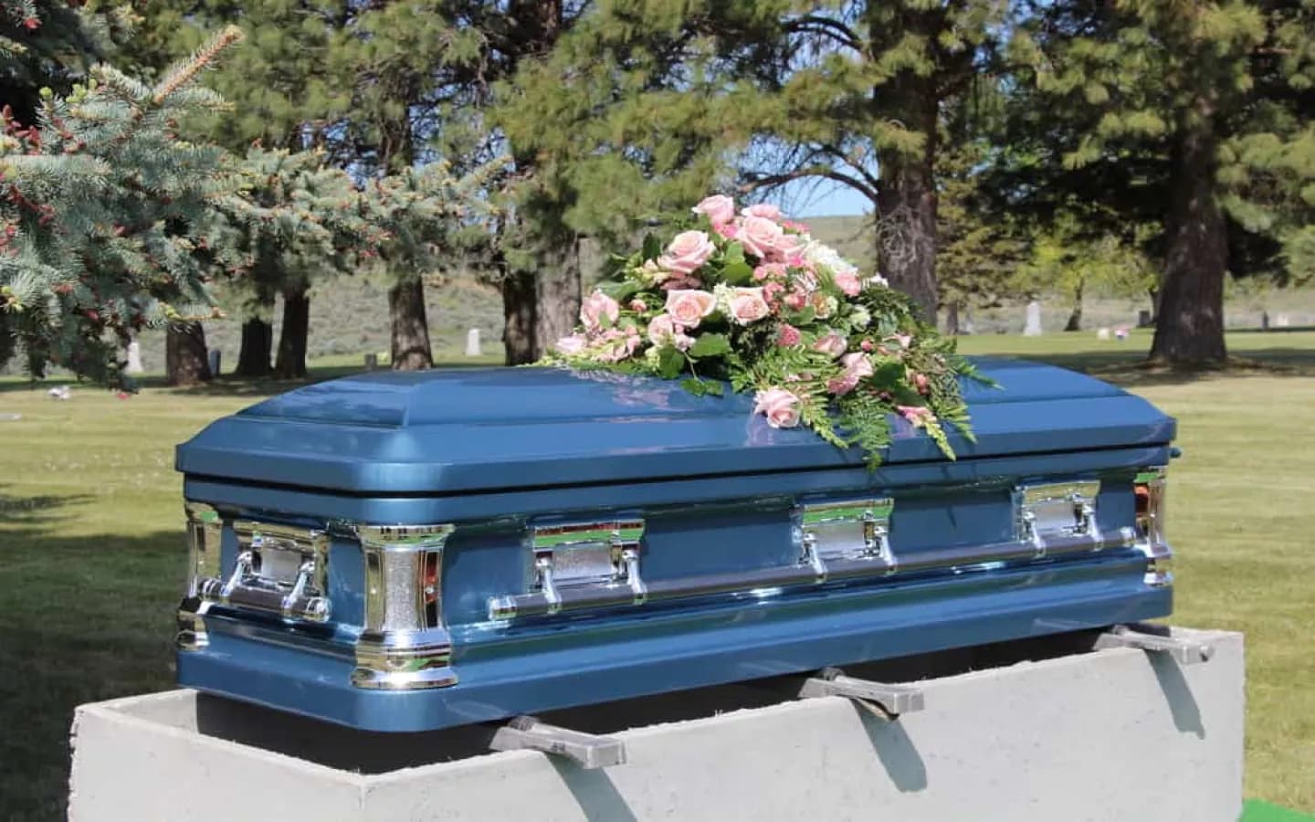 Matol: il enterre sa mère et se retrouve sur sa tombe à minuit
