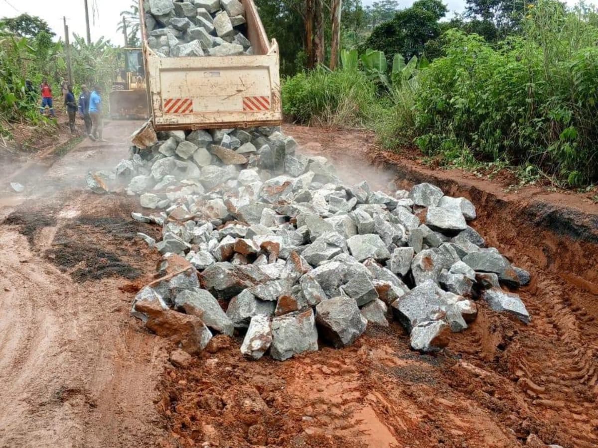 Nationale 5 Bafang–Bandja : une intervention d’urgence pour maintenir la circulation