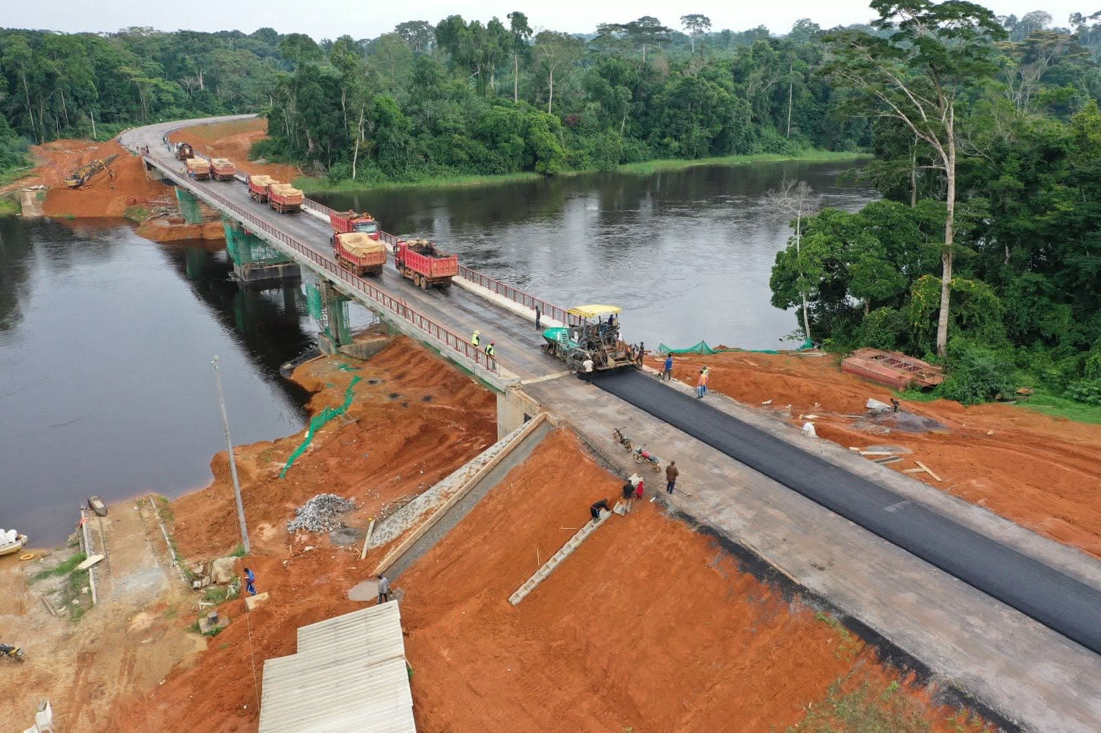 Pont sur le fleuve Nyong à Malombo : le MINTP annonce la livraison avant les délais malgré les contraintes