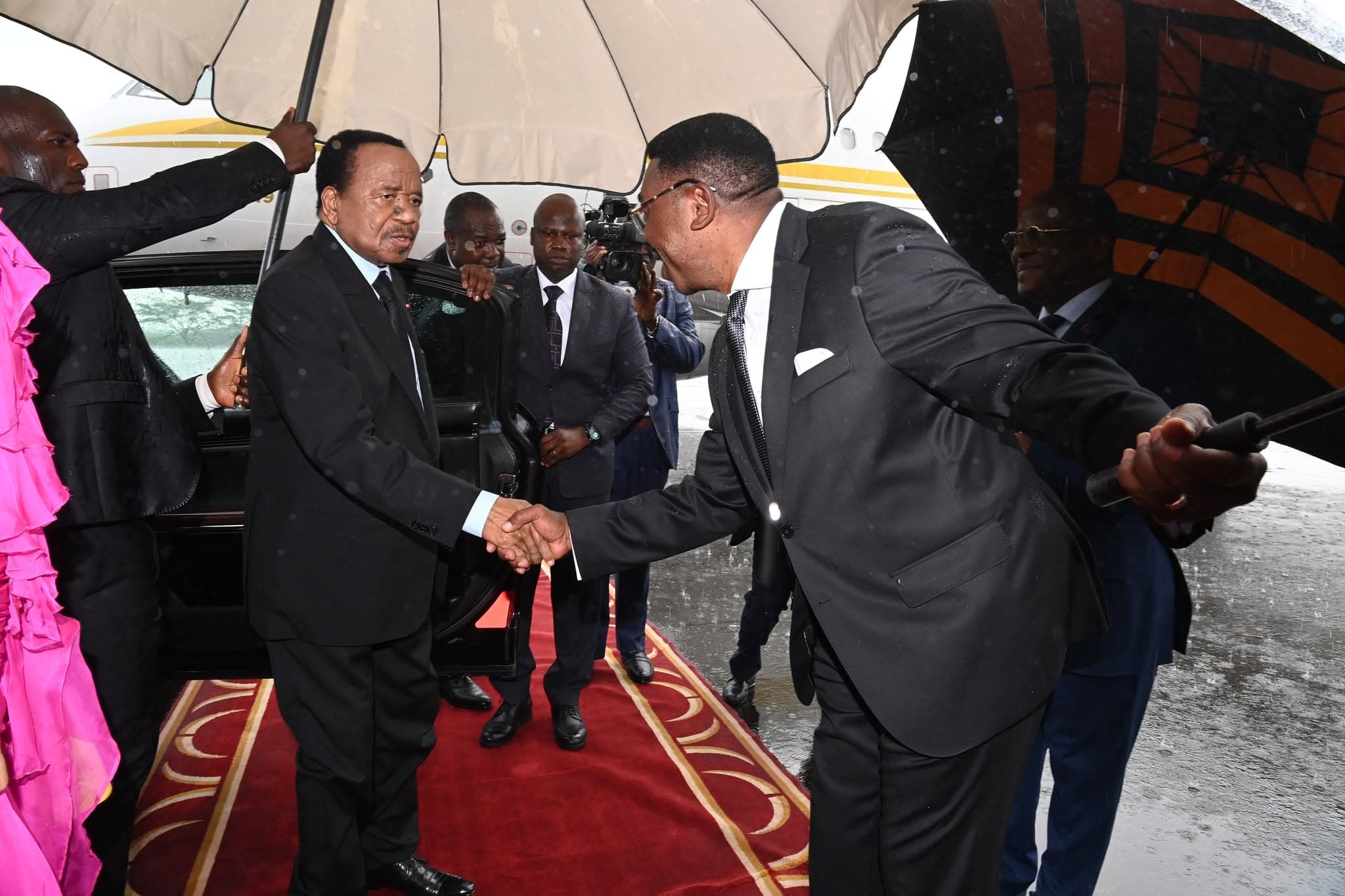 René Sadi dément JA: « Paul Biya n’est pas hospitalisé, et regagnera le Cameroun dans les plus brefs délais »