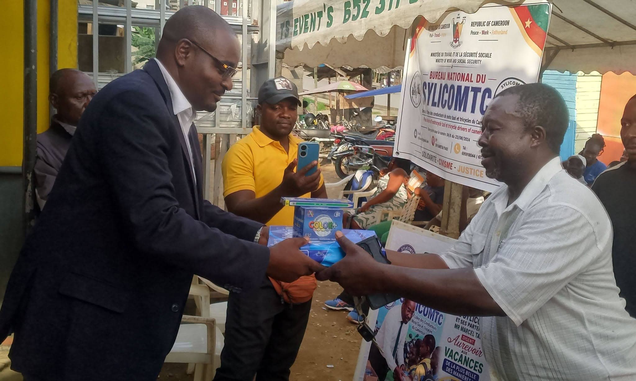 Rentrée Scolaire 2026 – Douala 5e : Marcel Tadjeu offre 600 kits scolaires aux enfants des familles démunies