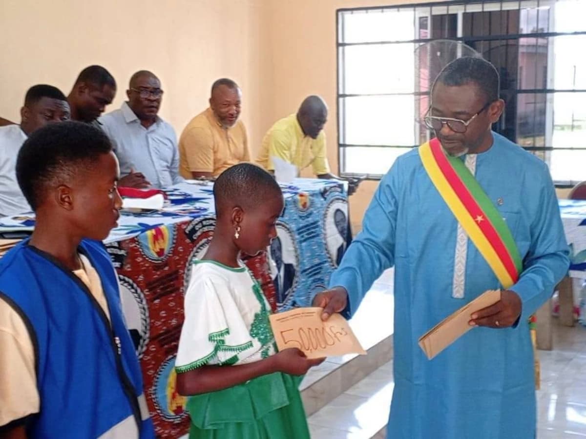 Rentrée scolaire 2026 : Ngalle Daniel Etongo offre 2,2 millions de FCFA de bourses à 44 jeunes de Bamusso