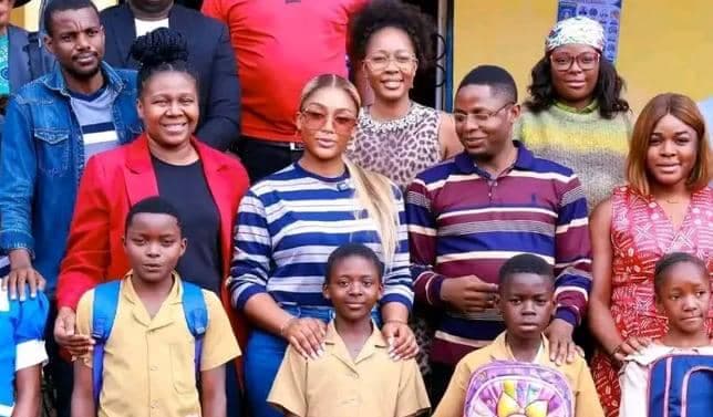Rentrée scolaire : Muriel Blanche offre 200 kits aux enfants de Bandja
