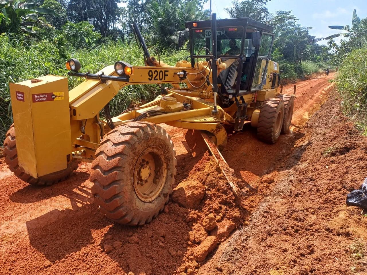 Route Akom II-Ebolowa : les travaux démarrent enfin, les premiers engins déjà sur le terrain