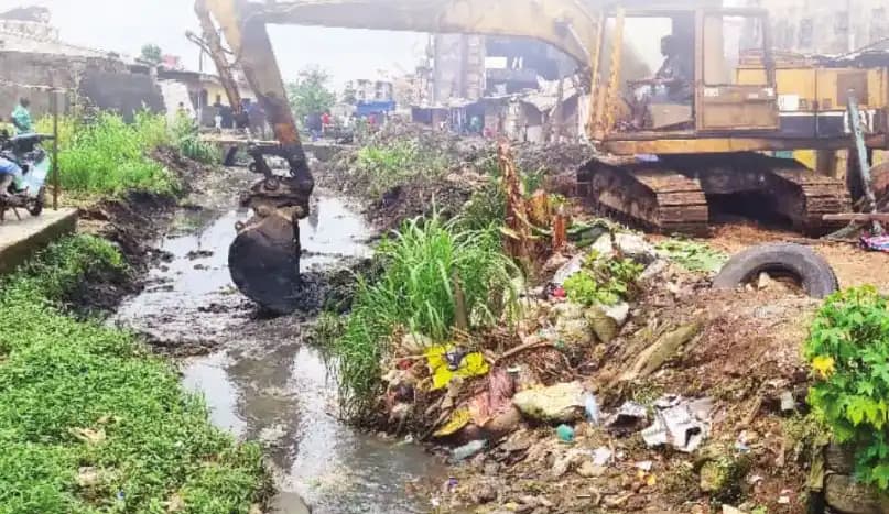 Saison des pluies : la CUD cure ses drains à risque à Douala