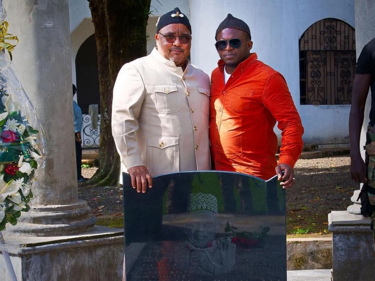 SDF : Joshua Osih se rend sur la tombe de John Fru Ndi au 3e anniversaire de son décès