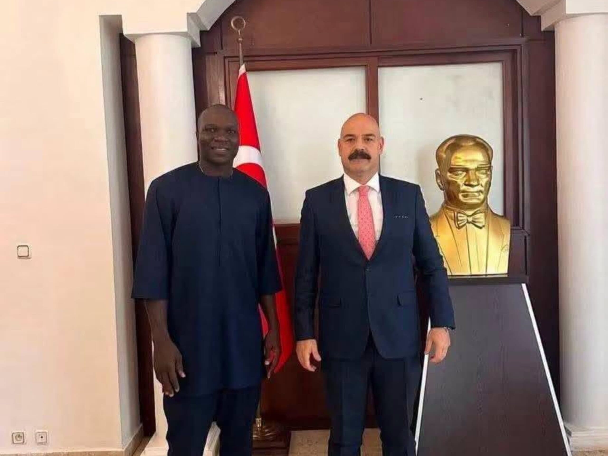 Vincent Aboubakar reçu par l’ambassadeur de Turquie au Cameroun