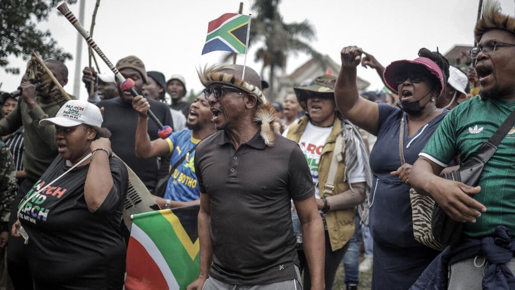 Xénophobie en Afrique du Sud, réforme au Sénégal, inondations en Côte d'Ivoire : l'hebdo Afrique