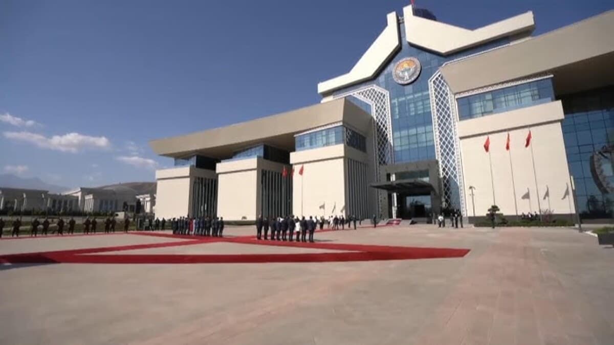Xi attends welcome ceremony held by Kyrgyz president