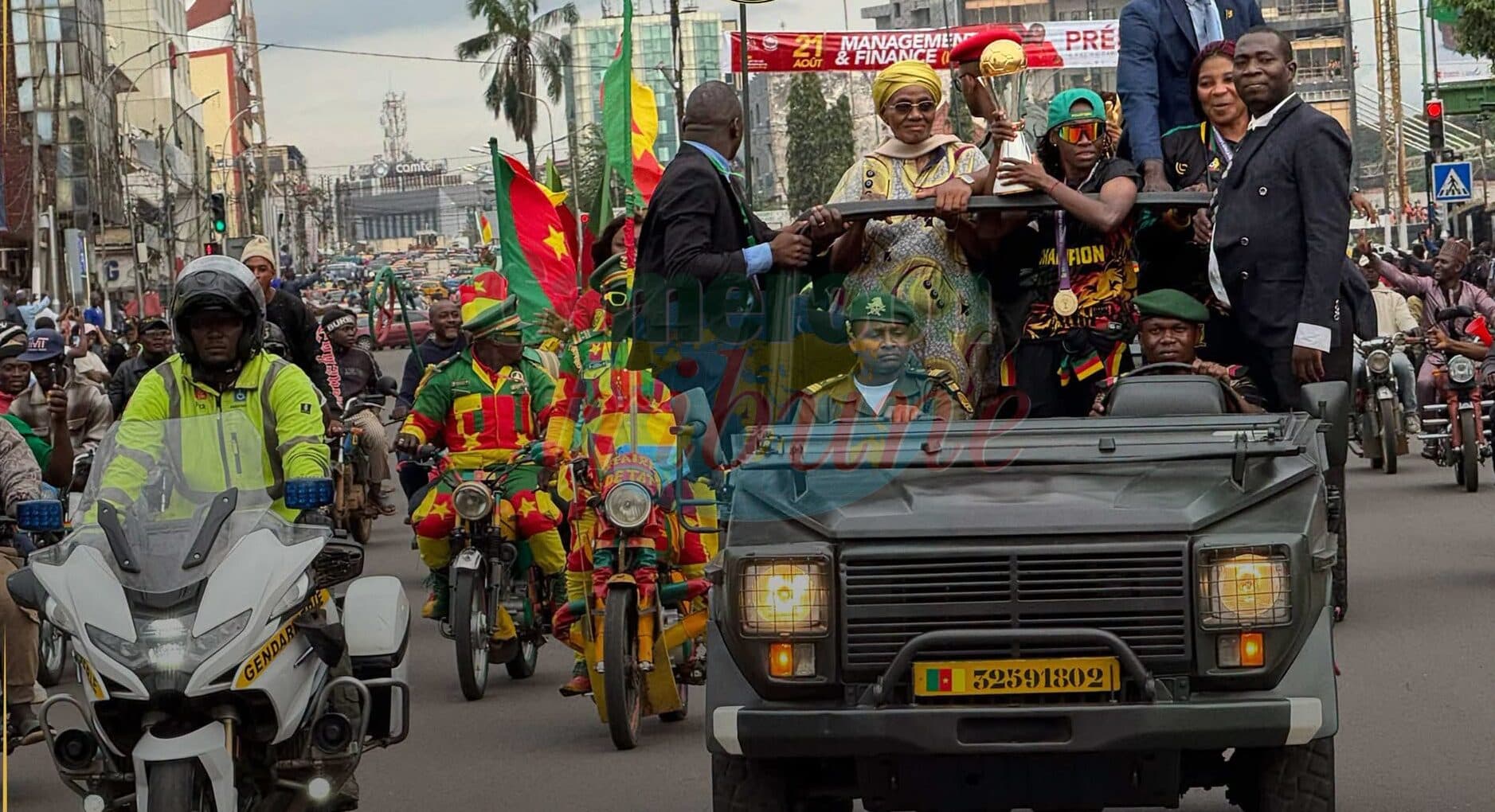 Yaoundé célèbre ses championnes : bain de foule géant pour les Lionnes Indomptables (vidéo)