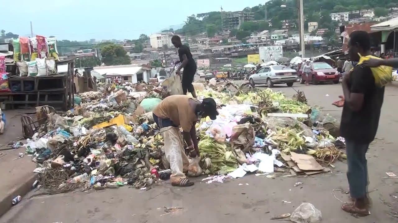 Yaoundé étouffe sous les ordures, l’insalubrité des marchés menace la santé des populations