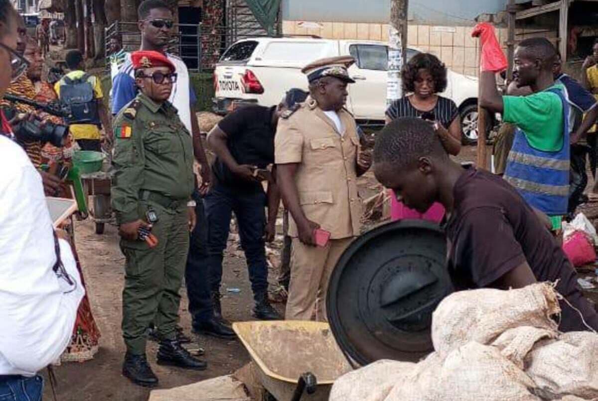 Yaoundé : surpris en train de jeter les ordures, un incivique interpellé sur place