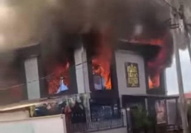 Yaoundé : un incendie ravage le snack-bar Le Bilbao appartenant à Steve Nbienou (vidéo)